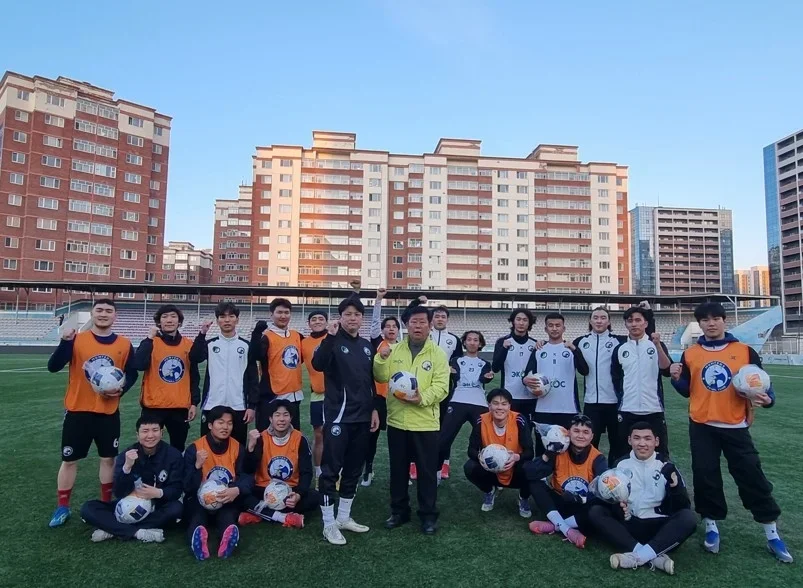 훈련장에서 포즈를 취한 헌터스 FC 선수들