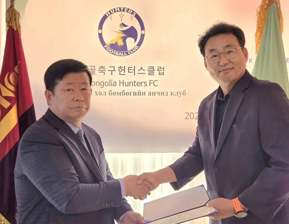 김동근 헌터스 구단주(왼쪽)와 김원석 대표이사