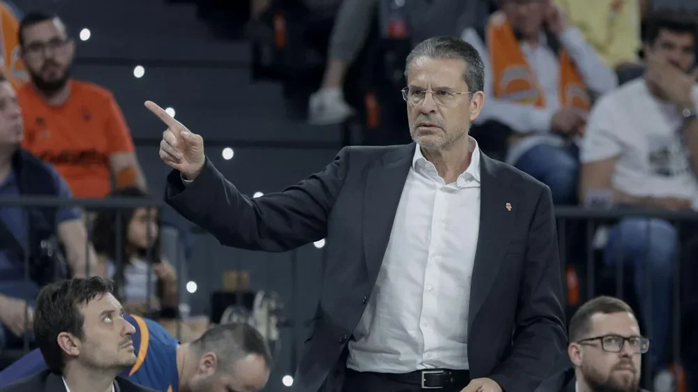 Valencia, 10/05/2026. El técnico de Valencia Basket, Pedro Martínez, durante el encuentro correspondiente a la fase regular de la Liga Endesa que disputan este domingo Valencia Basket y Kosner Baskonia en el pabellón Roig Arena de Valencia. EFE/Miguel Ángel Polo