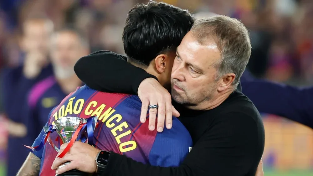 Cancelo abraza a Flick tras ganar LaLiga